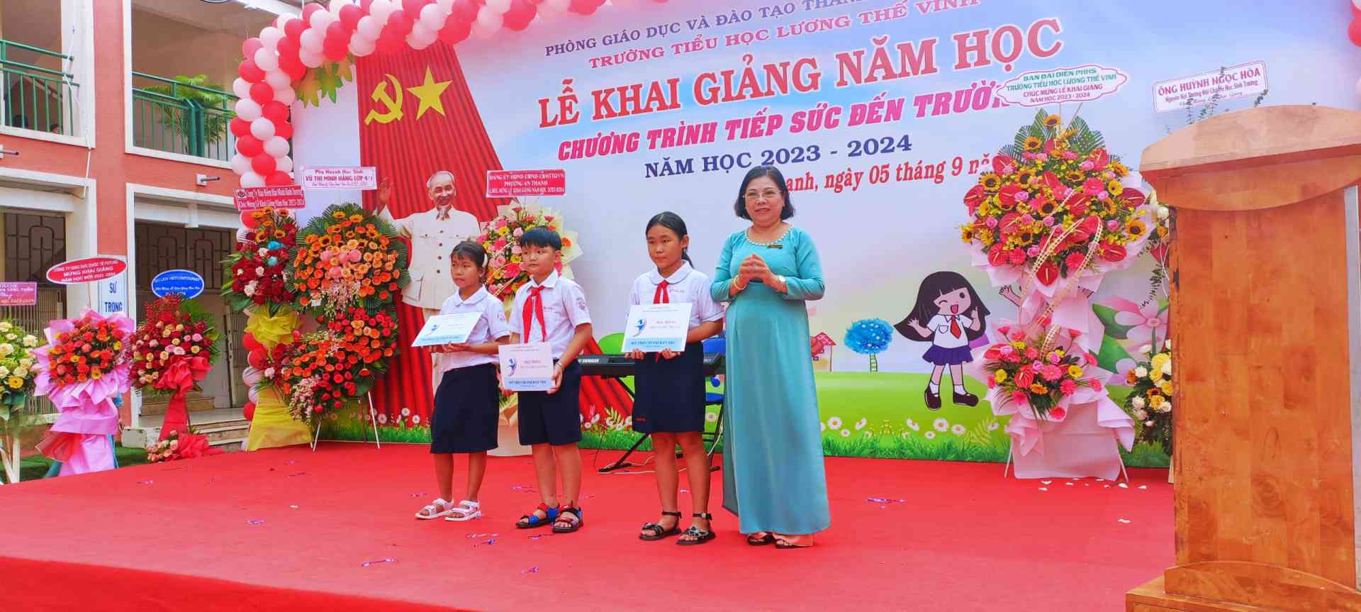 Cô Hồ Thị Diệp Phượng  - Hiệu Trưởng nhà trường trao học bổng Tiếp sức đến trường cho các em học sinh