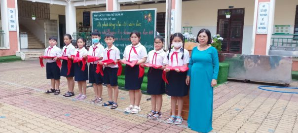 Cô Hồ Thị Diệp Phượng - Bí thư chi bộ - Hiệu trưởng nhà trường trao tặng khăn quàng cho các em đội viên