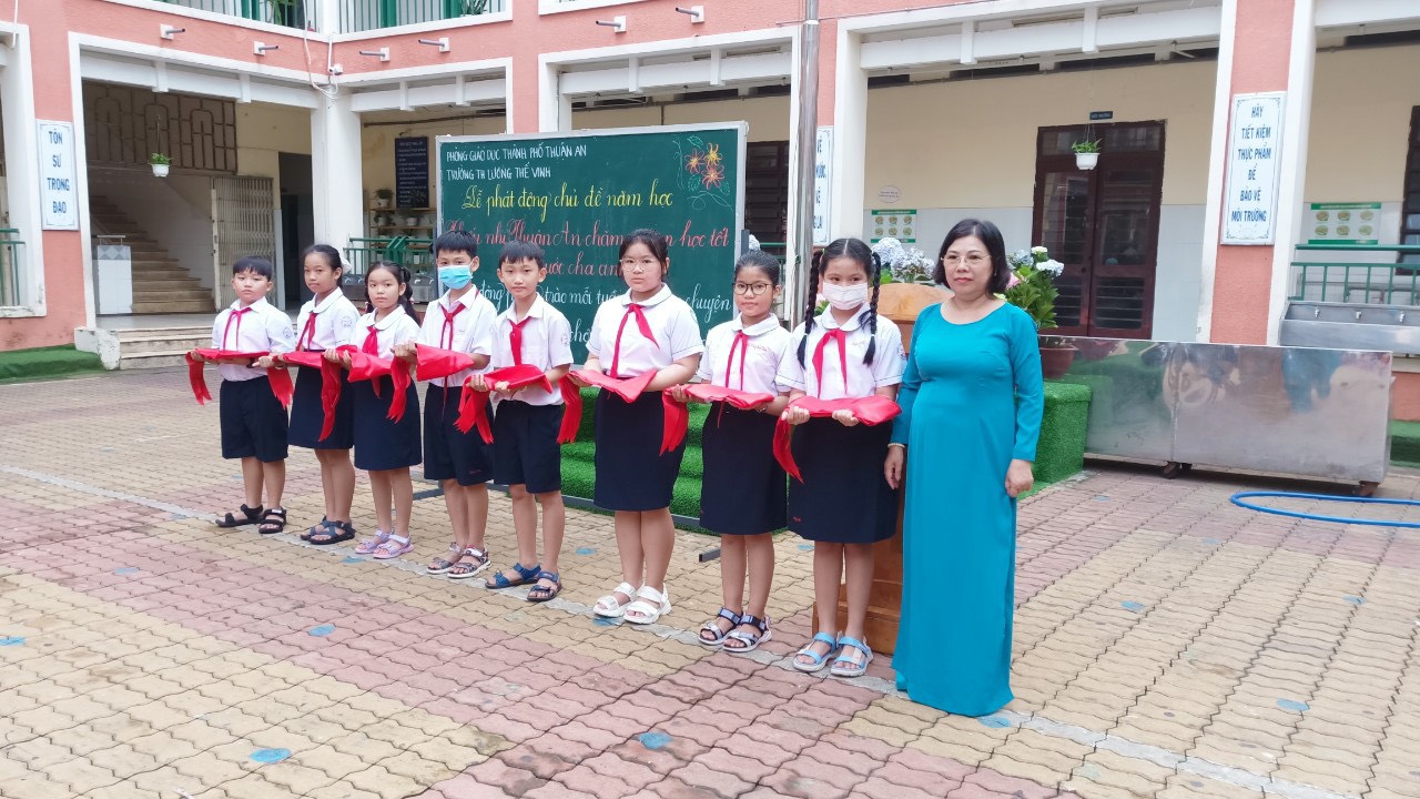 Cô Hồ Thị Diệp Phượng - Bí thư chi bộ - Hiệu trưởng nhà trường trao tặng khăn quàng cho các em đội viên