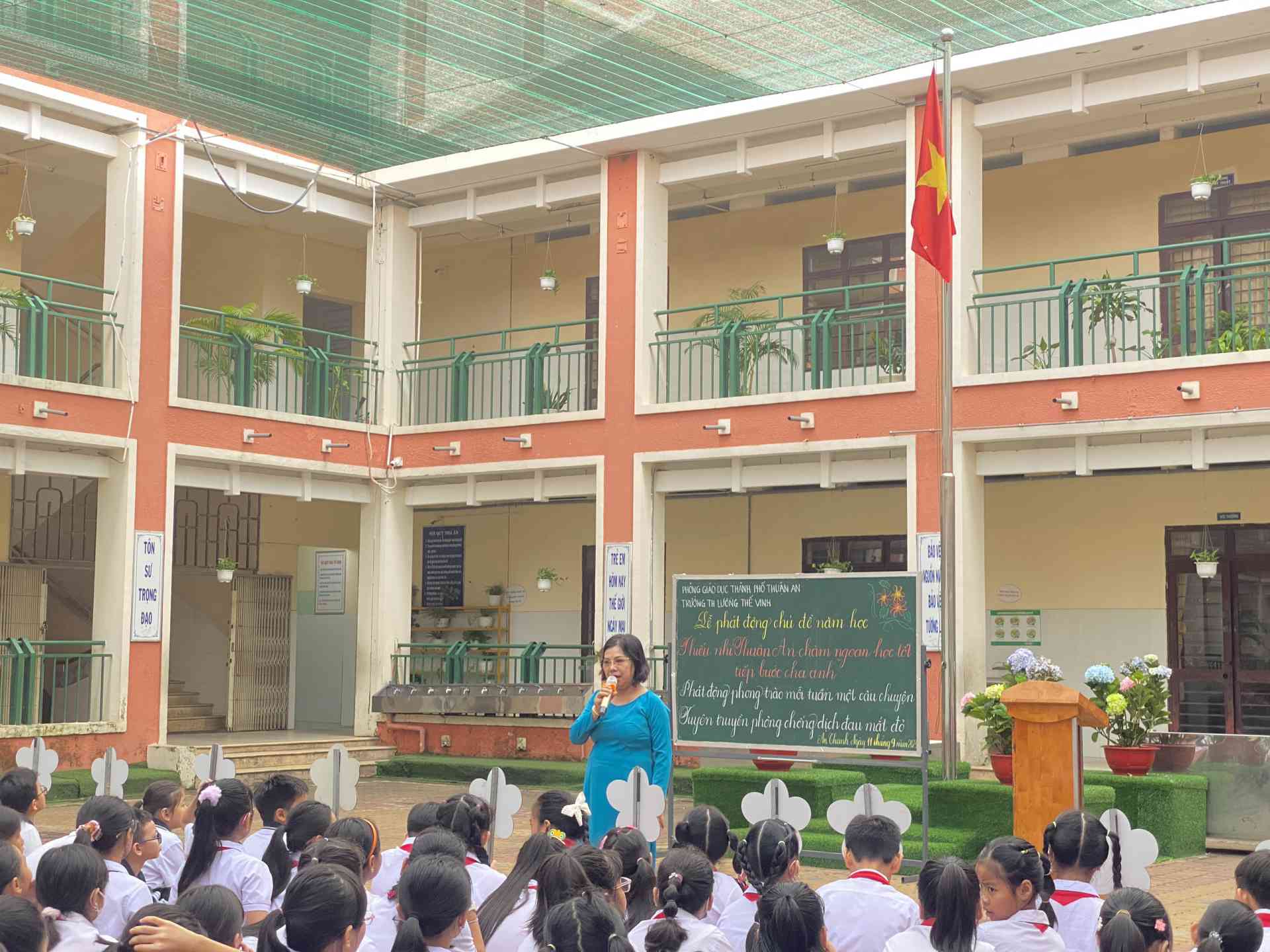 Cô Hồ Thị Diệp Phương - Bí thư chi bộ - Hiệu trưởng nhà trường phát biểu
