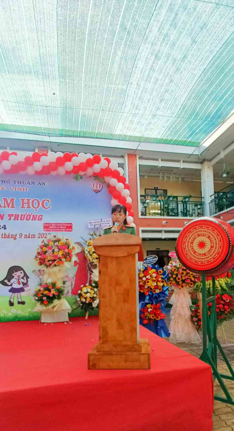 Bà Huỳnh Ngọc Loan - Phó trưởng Công an TP.Thuận An đọc thư chủ tịch nước trước thềm năm học mới