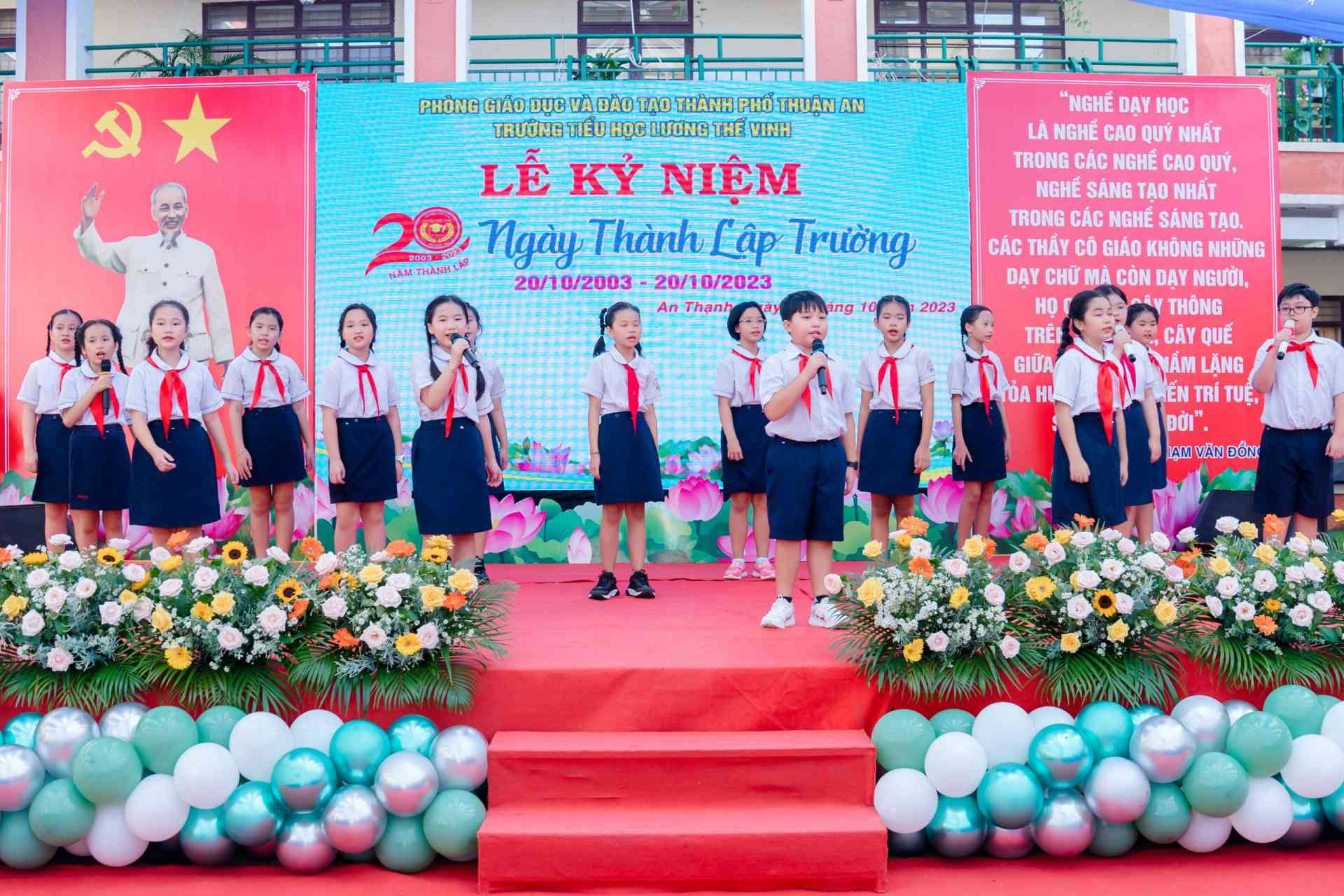 Các em học sinh trường TH Lương Thế Vinh biểu diễn bài hát truyền thống của nhà trường - Yêu sao mái trường Lương Thế Vinh